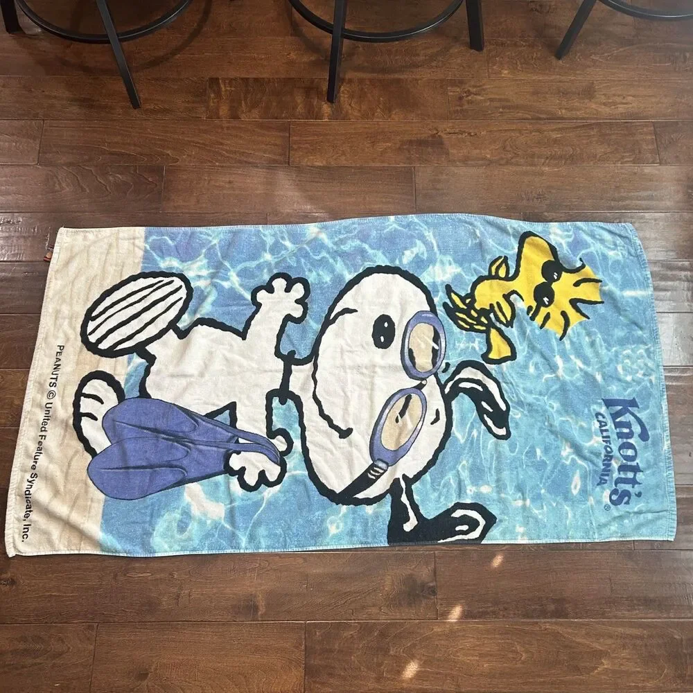 Knotts Berry Farm Peanuts Snoopy an Woodstock Beach Towel Vintage Triangle 28x52
